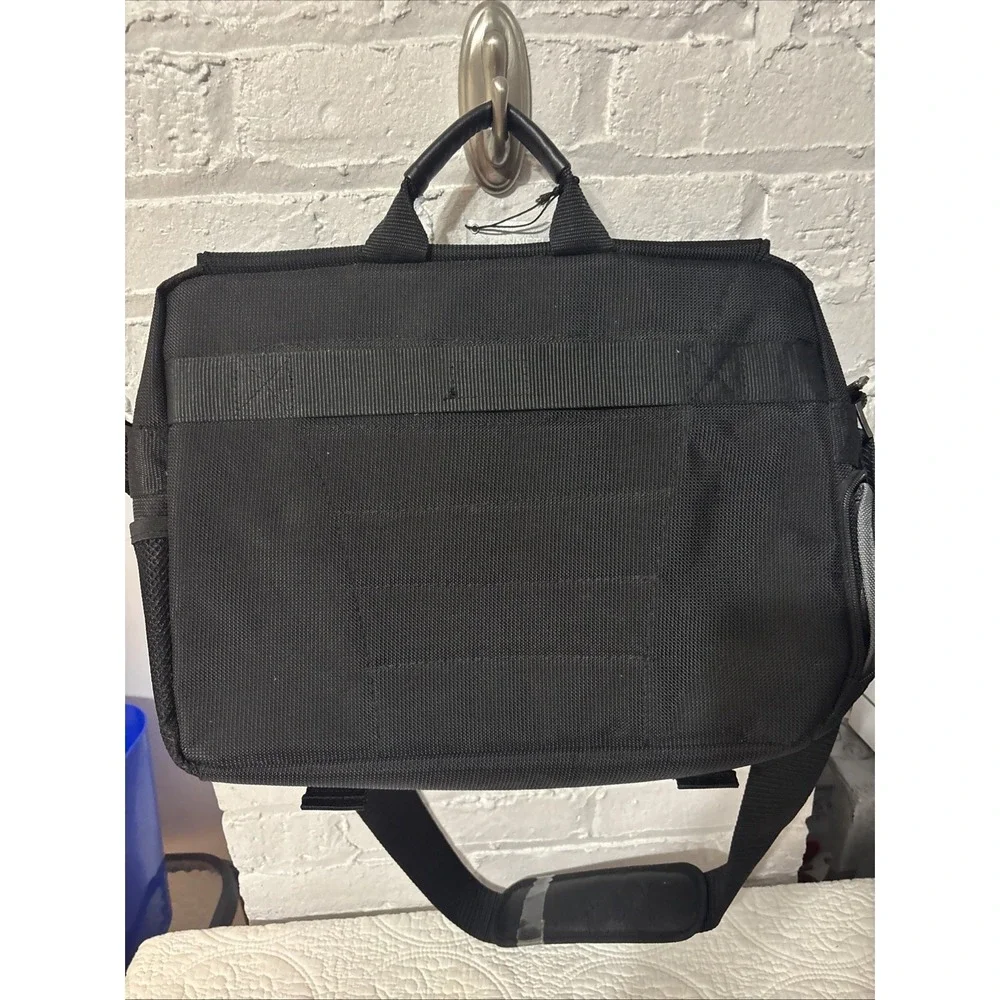 KENNETH COLE REACTION R-Tech Black laptop bag with‎ shoulder strap very nice!